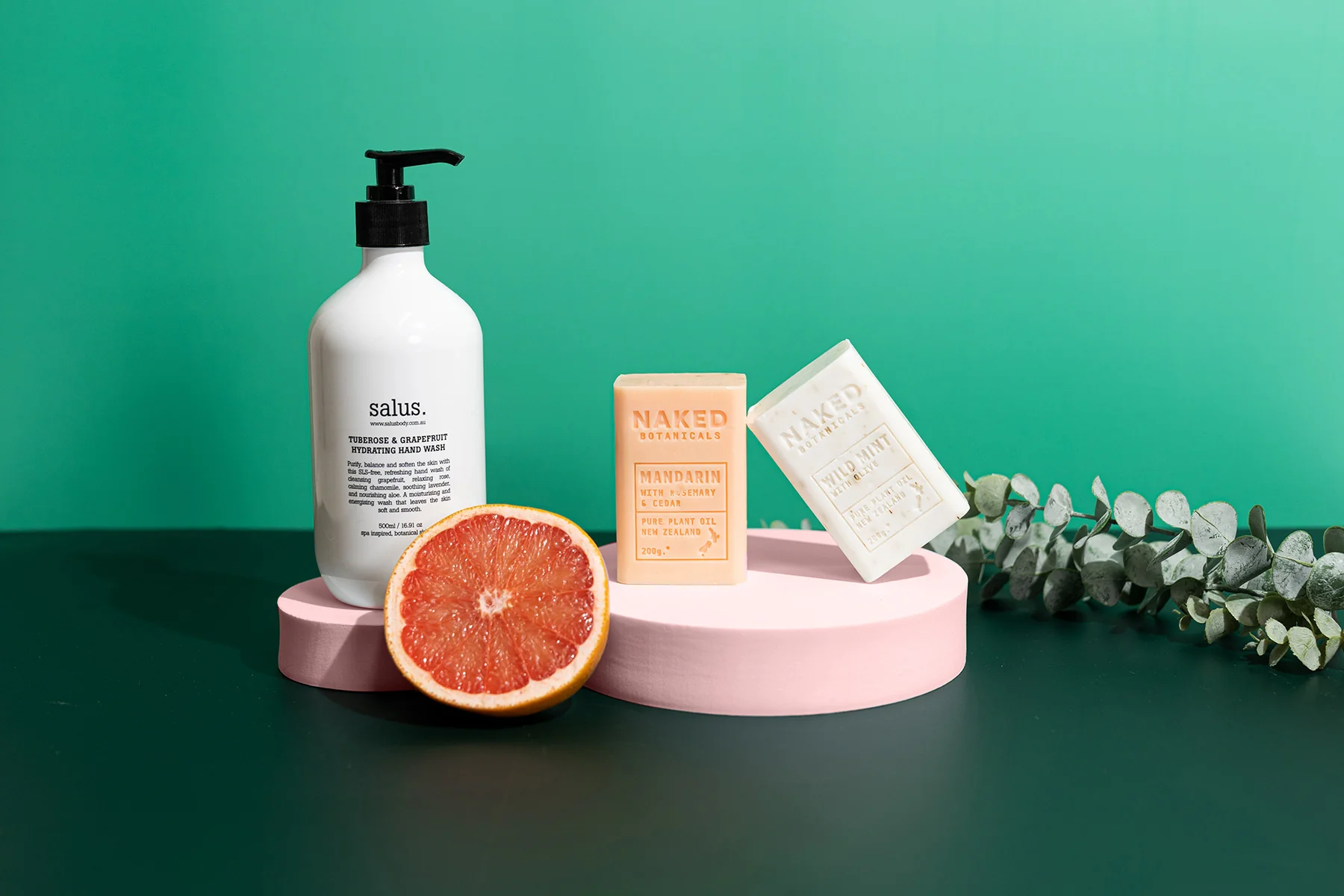 zdjęcie lightboxa, przedstawia kartonowe pudełko obłożone wewnątrz białym materiałem.