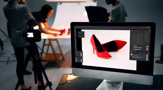 zdjęcie lightboxa, przedstawia kartonowe pudełko obłożone wewnątrz białym materiałem.