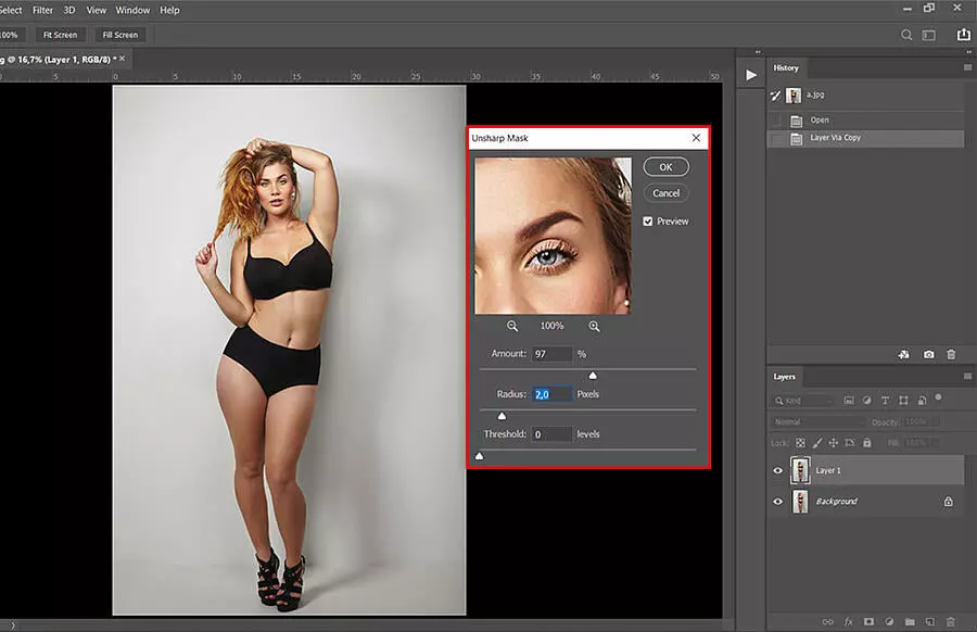 obróbka w photoshop, prezentuję kobietę na szarym tle